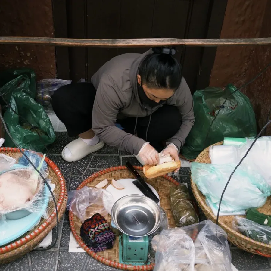 Không gian quán buổi tối